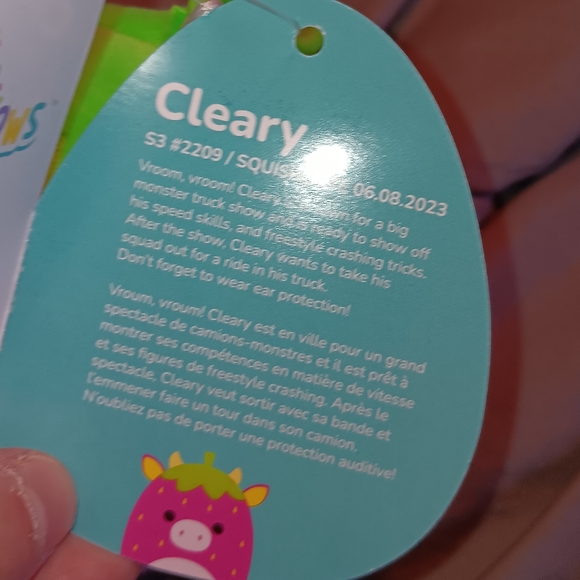 Squishmallow Cleary The Strawberry Cow 3.5 Clip - Picture 3 of 3